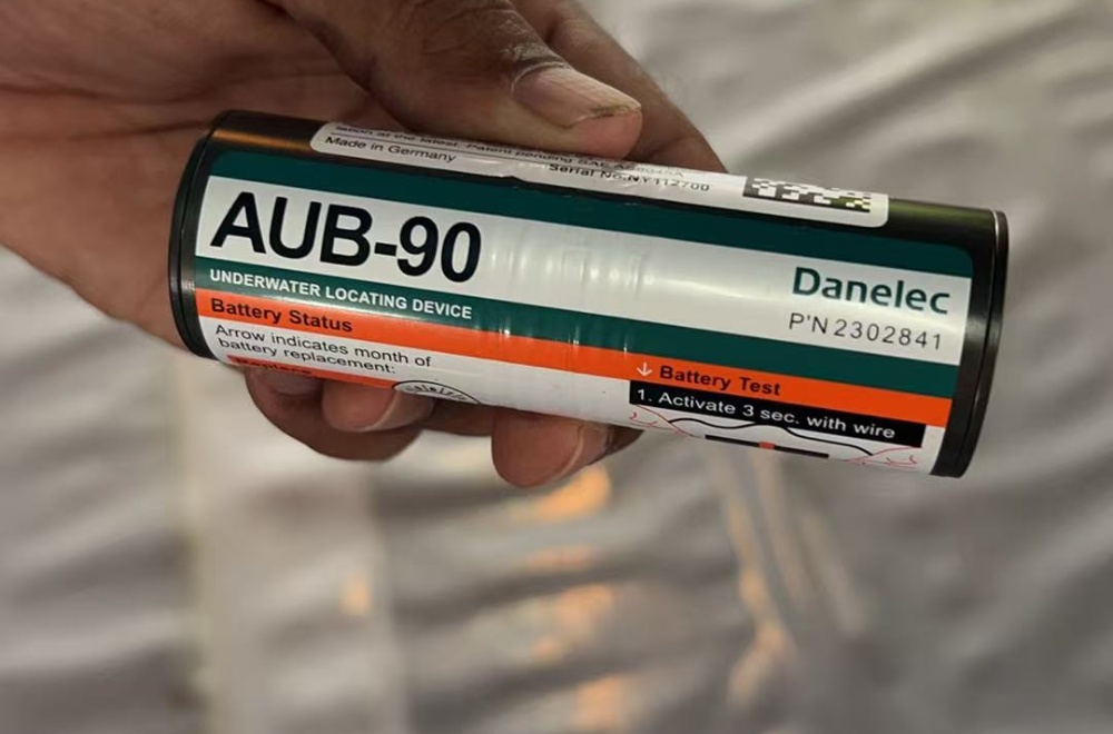 DANELEC AUB 90 Beacon underwater locating device and Lithium battery